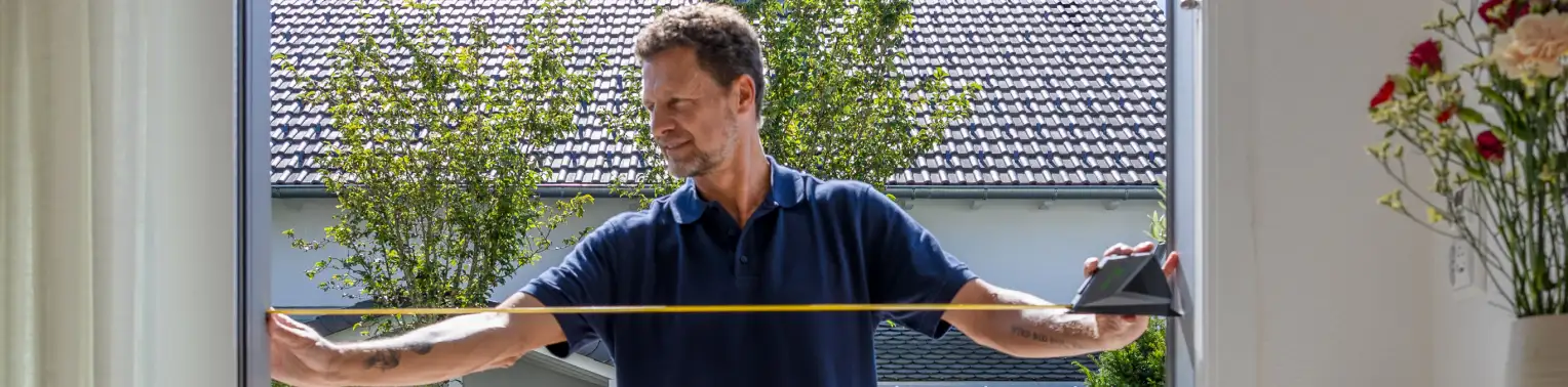 Pose sans perçage d'une moustiquaire