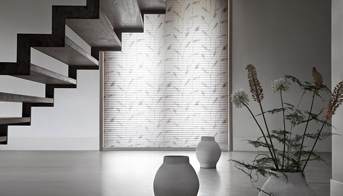 Plissee mit floralem Muster